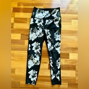 GAP gapfit black white floral leggings size S